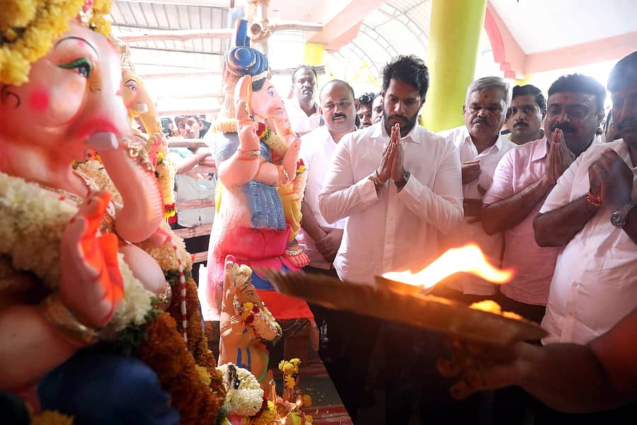 ಚನ್ನಪಟ್ಟಣದ ದೊಡ್ಡಮಳೂರು ಗ್ರಾಮದ ಸಾಯಿಮಂದಿರದಲ್ಲಿ ರಾಜ್ಯ ಜೆಡಿಎಸ್ ಯುವ ಘಟಕದ ಅಧ್ಯಕ್ಷ ನಿಖಿಲ್ ಕುಮಾರಸ್ವಾಮಿ ಅವರು ಚನ್ನಮ್ಮ ಚಾರಿಟಬಲ್ ಟ್ರಸ್ಟ್ ವತಿಯಿಂದ ಗಣೇಶ ಮೂರ್ತಿಗಳ ವಿತರಣೆಗೂ ಮೊದಲು ಗಣೇಶನಿಗೆ ಪೂಜೆ ಸಲ್ಲಿಸಿದರು. ತಾಲ್ಲೂಕು ಜೆಡಿಎಸ್ ಘಟಕದ ಅಧ್ಯಕ್ಷ ಎಚ್.ಸಿ. ಜಯಮುತ್ತು, ಇತರರು ಹಾಜರಿದ್ದರು