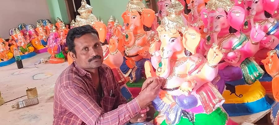 ಮದ್ದೂರು ತಾಲ್ಲೂಕಿನ ಕೆ. ಹೊನ್ನಲಗೆರೆ ಬಳಿಯ ರಾಜೇಗೌಡನದೊಡ್ಡಿ ಗ್ರಾಮದಲ್ಲಿ 16 ವರ್ಷಗಳಿಂದ ಮಣ್ಣಿನ ಗಣೇಶ ಮೂರ್ತಿ ತಯಾರಿಸುತ್ತಿರುವ ನಂಜುಂಡಸ್ವಾಮಿ