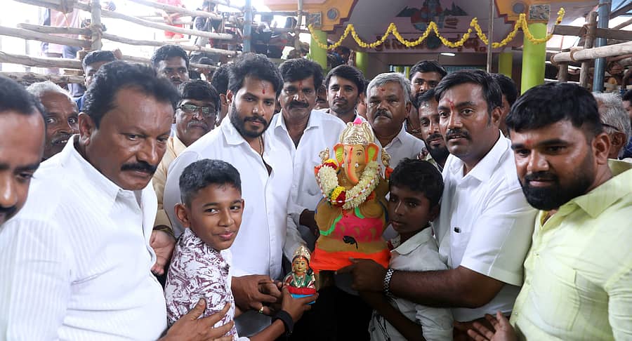 ಚನ್ನಪಟ್ಟಣದ ದೊಡ್ಡಮಳೂರು ಗ್ರಾಮದ ಸಾಯಿಮಂದಿರದಲ್ಲಿ ರಾಜ್ಯ ಜೆಡಿಎಸ್ ಯುವ ಘಟಕದ ಅಧ್ಯಕ್ಷ ನಿಖಿಲ್ ಕುಮಾರಸ್ವಾಮಿ ಗಣೇಶ ಮೂರ್ತಿಗಳನ್ನು ವಿತರಣೆ ಮಾಡಿದರು. ತಾಲ್ಲೂಕು ಜೆಡಿಎಸ್ ಘಟಕದ ಅಧ್ಯಕ್ಷ ಎಚ್.ಸಿ. ಜಯಮುತ್ತು, ಇತರರು ಹಾಜರಿದ್ದರು