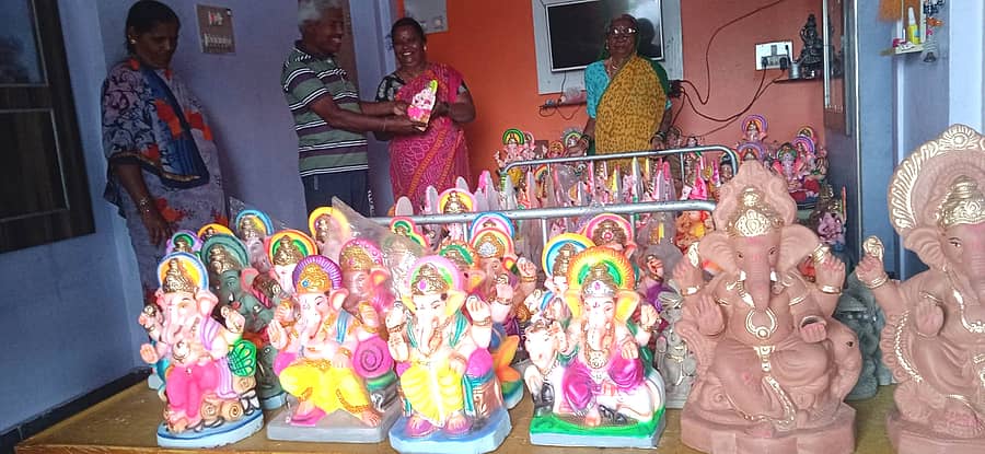 ಕುಷ್ಟಗಿಯಲ್ಲಿ ಗಣೇಶ ಮೂರ್ತಿ ತಯಾರಕಿ ಜ್ಯೋತಿ ಚಿತ್ರಗಾರ ಕುಟುಂಬದವರು ಗಣಪತಿ ಮೂರ್ತಿ ಮಾರಾಟ ಮಾಡಿದರು