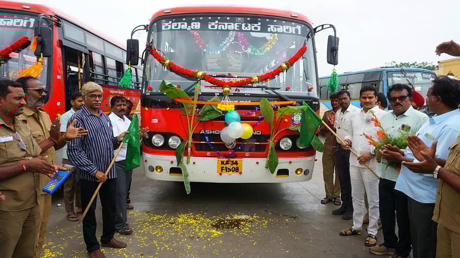 ಕಲ್ಯಾಣ ಕರ್ನಾಟಕ ಅಭಿವೃದ್ಧಿ ಮಂಡಳಿಯಿಂದ ಕೆಕೆಎಸ್ಆರ್ಟಿಸಿಯ ಬಳ್ಳಾರಿ ವಿಭಾಗಕ್ಕೆ ಲಭ್ಯವಾದ ನಾಲ್ಕು ಬಸ್ಗಳಿಗೆ ಶುಕ್ರವಾರ ಶಾಸಕ ನಾರಾ ಭರತ್ ರೆಡ್ಡಿ ಚಾಲನೆ ನೀಡಿದರು
