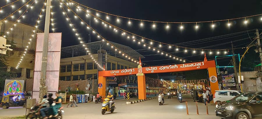 ಗಣೇಶೋತ್ಸವಕ್ಕೆ ಚಿಕ್ಕಮಗಳೂರು ನಗರದ ಹನುಂತಪ್ಪ ವೃತ್ತದಲ್ಲಿ ಇಮ್ಮಡಿ ಪುಲಕೇಶಿ ಹೆಸರಿನಲ್ಲಿ ಮಹಾದ್ವಾರ ನಿರ್ಮಿಸಿರುವುದು