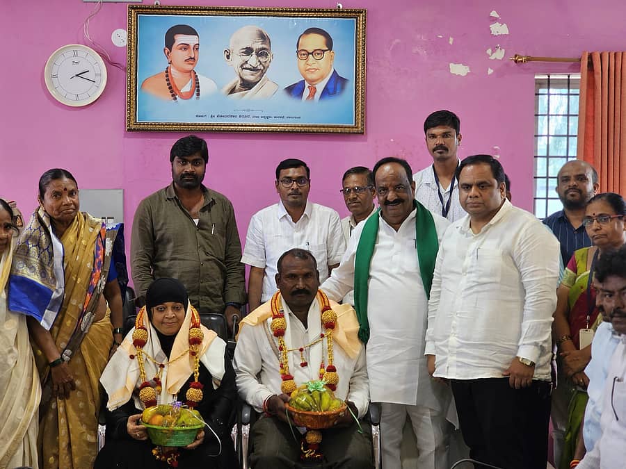 ನವಲಗುಂದ ಪುರಸಭೆ ಸಭಾಂಗಣದಲ್ಲಿ ನೂತನ ಅಧ್ಯಕ್ಷ, ಉಪಾಧ್ಯಕ್ಷರನ್ನು ಶಾಸಕ ಎನ್.ಎಚ್.ಕೋನರಡ್ಡಿ ಸನ್ಮಾನಿಸಿದರು