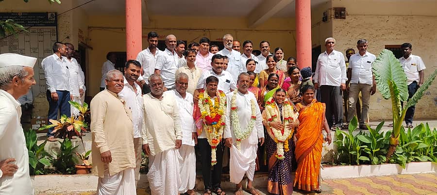 ಮುಧೋಳ ತಾಲ್ಲೂಕು ಮಾಚಕನೂರ ಗ್ರಾಮ ಪಂಚಾಯ್ತಿಗೆ ಅವಿರೋಧವಾಗಿ ಆಯ್ಕೆಯಾದ ಅಧ್ಯಕ್ಷ ಹಾಗೂ ಉಪಾಧ್ಯಕ್ಷರನ್ನು ಗ್ರಾಮಸ್ಥರು ಗೌರವಿಸಿದರು