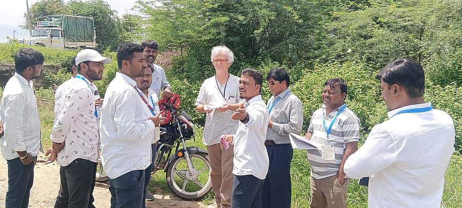 ಕೆಂಭಾವಿ ವಲಯದ ನಾರಾಯಣಪೂರ ಎಡದಂಡೆ ಕಾಲುವೆಯ ಹಲವು ಉಪಕಾಲುವೆಗಳಿಗೆ ಗುರುವಾರ ಫ್ರಾನ್ಸ್ ದೇಶದ ನೀರಾವರಿ ತಜ್ಞ ಡಿ. ರೆನಾಲ್ಟ್ ಅವರು ಭೇಟಿ ನೀಡಿ ಪರಿಶೀಲನೆ ನಡೆಸಿದರು. ಸುನಿಲ ಕುಮಾರ, ಗುರುರಾಜ, ಜಿ.ಡಿ. ಸಜ್ಜನ ಸೇರಿದಂತೆ ಹಲವು ಅಧಿಕಾರಿಗಳು ಜೊತೆಗಿದ್ದರು