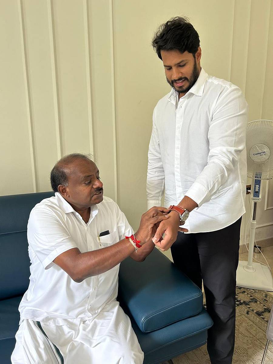 ಕುಮಾರಸ್ವಾಮಿ ಅವರು ಎಚ್ಎಂಟಿ ಕೈಗಡಿಯಾರವನ್ನು ನಿಖಿಲ್ ಅವರ ಕೈಗೆ ಕಟ್ಟಿದರು