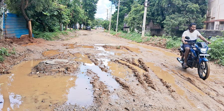 ತುಮಕೂರಿನ ಅಮರಜ್ಯೋತಿ ನಗರದ ಮುಖ್ಯರಸ್ತೆಯ ಸ್ಥಿತಿ