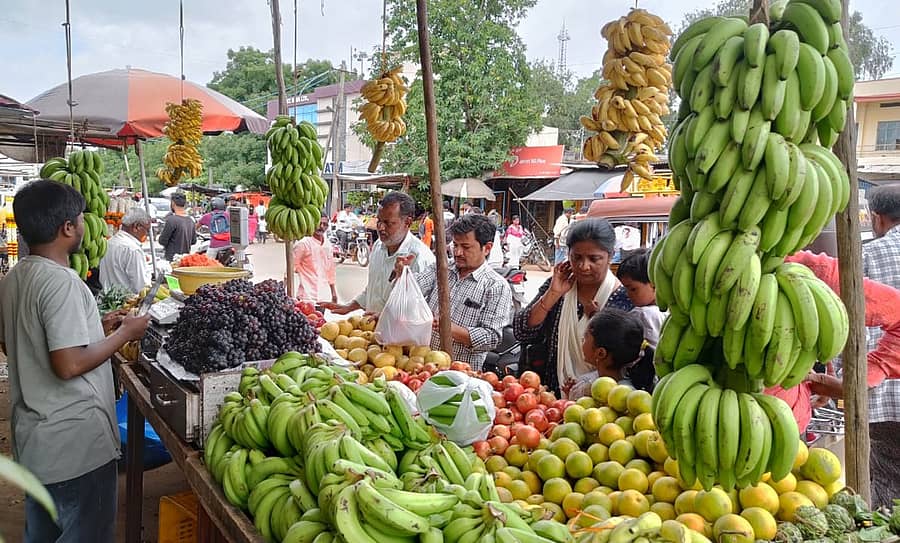 ಹೂವಿನಹಡಗಲಿ ಮಾರುಕಟ್ಟೆಯಲ್ಲಿ ಗಣೇಶ ಹಬ್ಬದ ಪ್ರಯುಕ್ತ ಗ್ರಾಹಕರು ಹಣ್ಣುಗಳನ್ನು ಖರೀದಿಸುತ್ತಿರುವುದು ಶುಕ್ರವಾರ ಕಂಡುಬಂತು