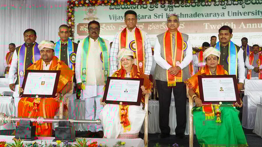 <div class="paragraphs"><p>ಬಳ್ಳಾರಿಯ ಶ್ರೀಕೃಷ್ಣ ದೇವರಾಯ ವಿಶ್ವವಿದ್ಯಾಲಯದ 12ನೇ ಘಟಿಕೋತ್ಸವದಲ್ಲಿ ನಟಿ ಉಮಾಶ್ರೀ, ಎಸ್.ಕೆ ಮೋದಿ ಪರವಾಗಿ ಮಂಜು ಮೋದಿ, ಚಂದ್ರಮೌಳೇಶ್ವರ ಶಿವಾಚಾರ್ಯ ಸ್ವಾಮೀಜಿ ಅವರ ಪರವಾಗಿ ವರ ಸದುರ್ಜಾತ ಸ್ವಾಮೀಜಿ ಅವರಿಗೆ ಸಮ ಕುಲಾಧಿಪತಿಯೂ ಆದ ಉನ್ನತ ಶಿಕ್ಷಣ ಸಚಿವ ಎಂ.ಸಿ ಸುಧಾಕರ್ ಗೌರವ ಡಾಕ್ಟರೇಟ್ ಪ್ರದಾನ ಮಾಡಿದರು. </p></div>