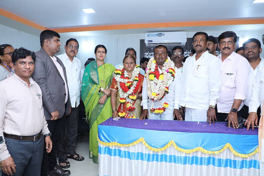 ಹೊನ್ನಾಳಿ ಪುರಸಭೆ ಅಧ್ಯಕ್ಷ, ಉಪಾಧ್ಯಕ್ಷರನ್ನು ಸಂಸದೆ ಪ್ರಭಾ ಮಲ್ಲಿಕಾರ್ಜುನ್, ಶಾಸಕ ಡಿ.ಜಿ.ಶಾಂತನಗೌಡ ಹಾಗೂ ಕಾಂಗ್ರೆಸ್ ಮುಖಂಡರು ಅಭಿನಂದಿಸಿದರು