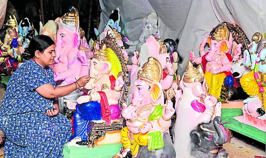 <div class="paragraphs"><p>ದಾವಣಗೆರೆಯ ಭಾರತ್ ಕಾಲೊನಿಯಲ್ಲಿ (ಕುಂಬಾರ ಓಣಿ) ಕಲಾವಿದೆ ಮಾಲಾ ಅವರು ಗಣಪತಿ ಮೂರ್ತಿಗಳಿಗೆ ಅಂತಿಮ ಸ್ಪರ್ಶ ನೀಡಿದರು ಪ್ರಜಾವಾಣಿ ಚಿತ್ರ; ಸತೀಶ ಬಡಿಗೇರ್</p></div>