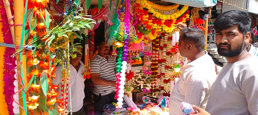ಗಣೇಶ ಹಬ್ಬಕ್ಕಾಗಿ ಲಕ್ಷ್ಮೇಶ್ವರದ ಮಾರುಕಟ್ಟೆಯಲ್ಲಿ ಸಾರ್ವಜನಿಕರು ಶುಕ್ರವಾರ ಅಲಂಕಾರಿಕ ವಸ್ತುಗಳನ್ನು ಖರೀದಿಸಿದರು