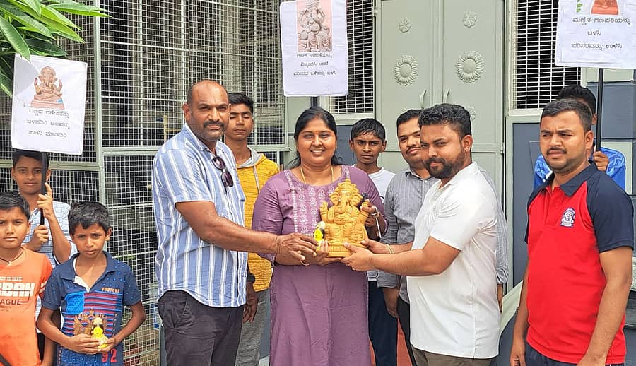 ಶ್ರೀರಂಗಪಟ್ಟಣದ ಆಚೀವರ್ಸ್ ಅಕಾಡೆಮಿ, ರೋಟರಿ ಸಂಸ್ಥೆಯಿಂದ ಪರಿಸರಸ್ನೇಹಿ ಗಣೇಶ ಮೂರ್ತಿಗಳನ್ನು ಪ್ರತಿಷ್ಠಾಪಿಸಬೇಕು ಎಂದು ಜಾಗೃತಿ ಮೂಡಿಸಿ ಮನೆ ಮನೆಗೆ ಗಣೇಶ ಮೂರ್ತಿಗಳನ್ನು ವಿತರಿಸಲಾಯಿತು. ಆಚೀವರ್ಸ್ ಅಕಾಡೆಮಿ ಮುಖ್ಯಸ್ಥ ಆರ್. ರಾಘವೇಂದ್ರ, ರೋಟರಿ ಶ್ರೀರಂಗಪಟ್ಟಣ ಅಧ್ಯಕ್ಷ ಮಂಜುರಾಮ್ ಭಾಗವಹಿಸಿದ್ದರು