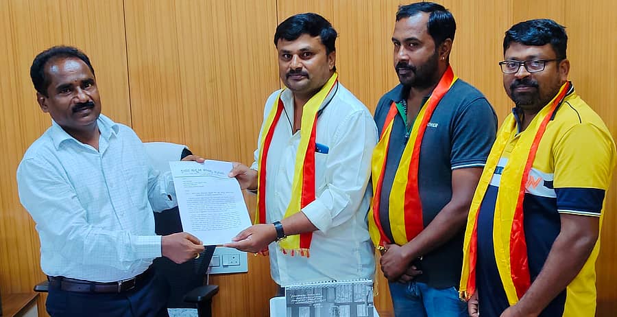 ‘ದಸರಾ ಪ್ರಧಾನ ಕವಿಗೋಷ್ಠಿ’ಯ ಅಧ್ಯಕ್ಷತೆಗೆ ಸಾಹಿತಿ ಸಿಪಿಕೆ ಅವರನ್ನು ಆಹ್ವಾನಿಸುವಂತೆ ಸ್ಪಂದನ ಸಾಂಸ್ಕೃತಿಕ ಪರಿಷತ್ತಿನ ಅಧ್ಯಕ್ಷ ಟಿ. ಸತೀಶ್ ಜವರೇಗೌಡ ಉಪ ಸಮಿತಿಯ ಉಪ ವಿಶೇಷಾಧಿಕಾರಿ ವಿ.ಎನ್. ಮಲ್ಲಿಕಾರ್ಜುನಸ್ವಾಮಿ ಅವರಿಗೆ ಈಚೆಗೆ ಮನವಿ ಸಲ್ಲಿಸಿದರು