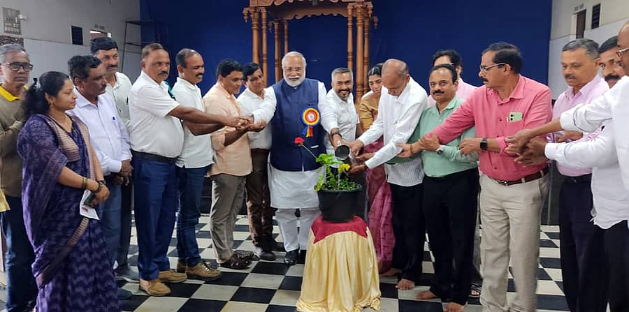 ಸಕಲೇಶಪುರದಲ್ಲಿ ಗುರುವಾರ ಪಶ್ಚಿಮ ಘಟ್ಟದ ಹೋರಾಟ ಸಮಿತಿ ಸಭೆಯಲ್ಲಿ ಹೋರಾಟಗಾರರು ಗಿಡಕ್ಕೆ ನೀರು ಹಾಕಿ ಕಾರ್ಯಕ್ರಮಕ್ಕೆ ಚಾಲನೆ ನೀಡಿದರು