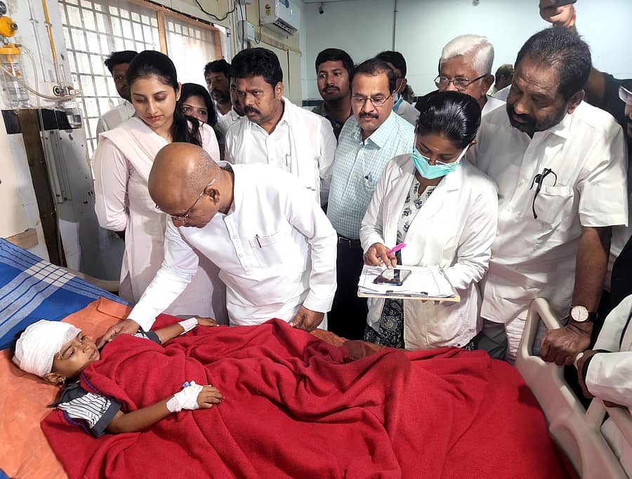 ಮಾನ್ವಿ ತಾಲ್ಲೂಕಿನ ಕಪಗಲ್ ಸಮೀಪ ಸಂಭವಿಸಿದ ರಸ್ತೆ ಅಪಘಾತದಲ್ಲಿ ಗಾಯಗೊಂಡು ರಾಯಚೂರಿನ ರಿಮ್ಸ್ ಆಸ್ಪತ್ರೆಯಲ್ಲಿ ಚಿಕಿತ್ಸೆ ಪಡೆಯುತ್ತಿರುವ ಮಗುವಿನ ಆರೋಗ್ಯ ವಿಚಾರಿಸಿದ ಸಚಿವ ಡಾ.ಶರಣಪ್ರಕಾಶ ಪಾಟೀಲ