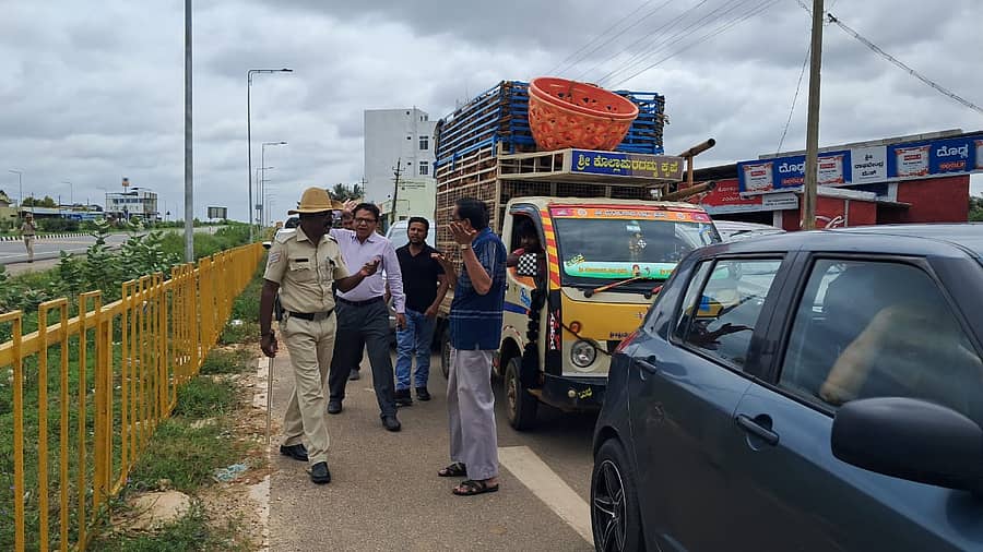 ಹಿರೀಸಾವೆಯ ಗನ್ನಿ ಬಸವೇಶ್ವರ ಬಳಿ ಶುಕ್ರವಾರ ಮುಖ್ಯಮಂತ್ರಿಗಳು ಪ್ರಯಾಣ ಮಾಡುವಾಗ ವಾಹನಗಳನ್ನು ಸರ್ವಿಸ್ ರಸ್ತೆಯಲ್ಲಿ ತಡೆದು ನಿಲ್ಲಿಸಿದ್ದಕ್ಕೆ ವಾಹನ ಚಾಲಕರು, ಪ್ರಯಾಣಿಕರು, ಪೊಲೀಸರೊಂದಿಗೆ ವಾಗ್ವಾದ ನಡೆಸಿದರು.