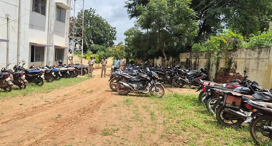 ಸಂಚಾರ ನಿಯಮಗಳನ್ನು ಉಲ್ಲಂಘಿಸಿದ ಸವಾರರಿಂದ ಲಕ್ಷ್ಮೇಶ್ವರದ ಪೊಲೀಸರು ಶುಕ್ರವಾರ ವಶಪಡಿಸಿಕೊಂಡ ಬೈಕ್‍ಗಳು