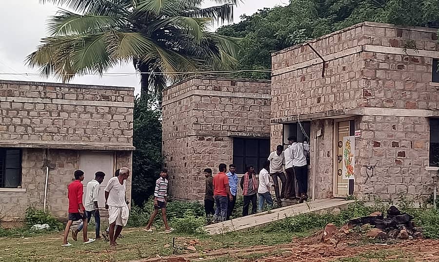 ಮುದ್ದೇಬಿಹಾಳ ಪಟ್ಟಣದ ಸರ್ಕಾರಿ ಆಸ್ಪತ್ರೆಯ ಶವಾಗಾರದಲ್ಲಿ ಹಾಕಿದ್ದ ಮೃತದೇಹಗಳನ್ನು ಅವರ ಸಂಬಂಧಿಕರು, ಸ್ನೇಹಿತರು ನೋಡಿದರು