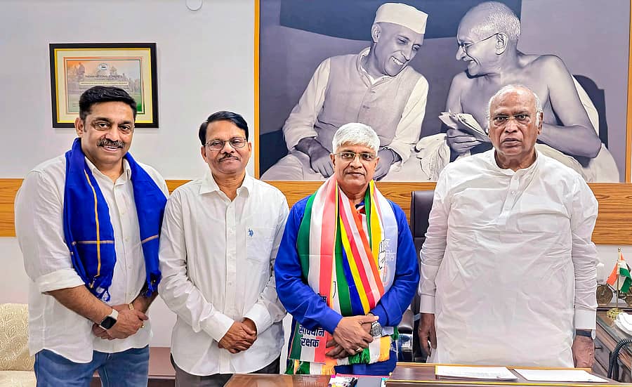 <div class="paragraphs"><p>ಕಾಂಗ್ರೆಸ್‌ಗೆ ಸೇರ್ಪಡೆಗೊಂಡ ಎಎಪಿಯ ಶಾಸಕ ರಾಜೇಂದ್ರ ಪಾಲ್ ಗೌತಮ್ ಅವರು ಎಐಸಿಸಿ ಅಧ್ಯಕ್ಷ ಮಲ್ಲಿಕಾರ್ಜುನ ಖರ್ಗೆ ಅವರನ್ನು ಶುಕ್ರವಾರ ಭೇಟಿಯಾದರು. ಕೆ. ರಾಜು, ರಾಜೇಶ್ ಇದ್ದಾರೆ&nbsp; &nbsp;</p></div>