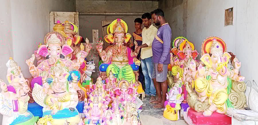 ಹಳೇಬೀಡಿನಲ್ಲಿ ಗುರುವಾರ ತಯಾರಿಕರೇ ನೇರವಾಗಿ ಗೌರಿ ಗಣೇಶ ಮೂರ್ತಿಗಳನ್ನು ಗ್ರಾಹಕರಿಗೆ ಮಾರಾಟ ಮಾಡಿದರು.