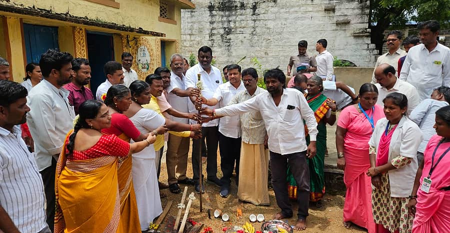 ಕೊಪ್ಪಳ ತಾಲ್ಲೂಕಿನ ಕೆರೆಹಳ್ಳಿ ಗ್ರಾಮದಲ್ಲಿ ಸಿ.ಸಿ ರಸ್ತೆ ಕಾಮಗಾರಿಗೆ ಶಾಸಕ ಕೆ. ರಾಘವೇಂದ್ರ ಹಿಟ್ನಾಳ ಶುಕ್ರವಾರ ಭೂಮಿಪೂಜೆ ನೆರವೇರಿಸಿದರು