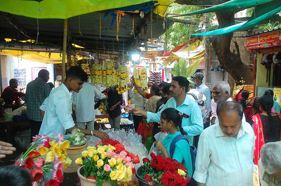 ಗೌರಿ–ಗಣೇಶ ಹಬ್ಬದ ಅಂಗವಾಗಿ ಗದಗ ನಗರದ ಮಾರುಕಟ್ಟೆಯಲ್ಲಿ ವಸ್ತುಗಳ ಖರೀದಿ ಜೋರಾಗಿತ್ತು