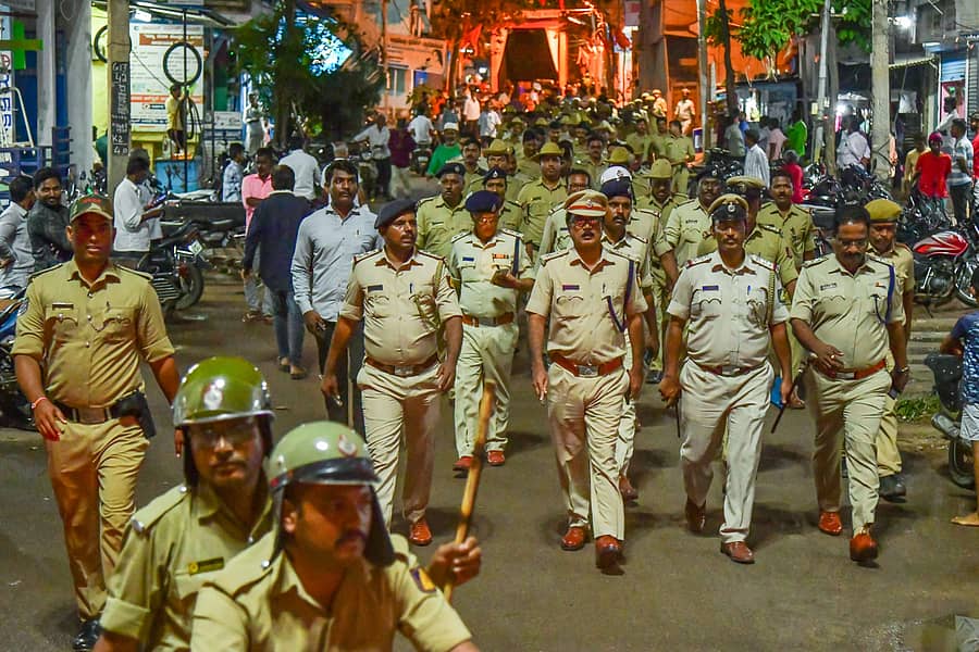 ಪಥಸಂಚಲನ... ಗಣೇಶ ಚತುರ್ಥಿ ಹಿನ್ನೆಲೆಯಲ್ಲಿ ಶಾಂತಿ, ಸುವ್ಯವಸ್ಥೆ ಕಾಪಾಡುವ ದೃಷ್ಠಿಯಿಂದ ಕೊಪ್ಪಳ ನಗರದಲ್ಲಿ ಶುಕ್ರವಾರ ಹೆಚ್ಚುವರಿ ಜಿಲ್ಲಾ ಪೊಲೀಸ್ ವರಿಷ್ಠಾಧಿಕಾರಿ ಹೇಮಂತ್ ಕುಮಾರ್ ನೇತೃತ್ವದಲ್ಲಿ ಪೊಲೀಸರು ಪಥ ಸಂಚಲನ ನಡೆಸಿದರು