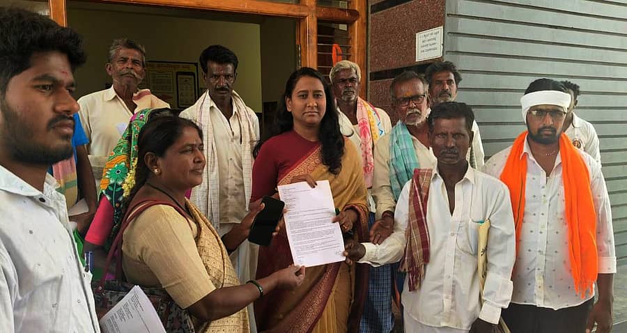 ಹಗರಿಬೊಮ್ಮನಹಳ್ಳಿಯಲ್ಲಿ ಪ್ರಾಂತರೈತ ಸಂಘದ ನೇತೃತ್ವದಲ್ಲಿ ರೈತರು ತಹಶೀಲ್ದಾರ್ ಆರ್.ಕವಿತ ಅವರಿಗೆ ಮನವಿ ಸಲ್ಲಿಸಿದರು