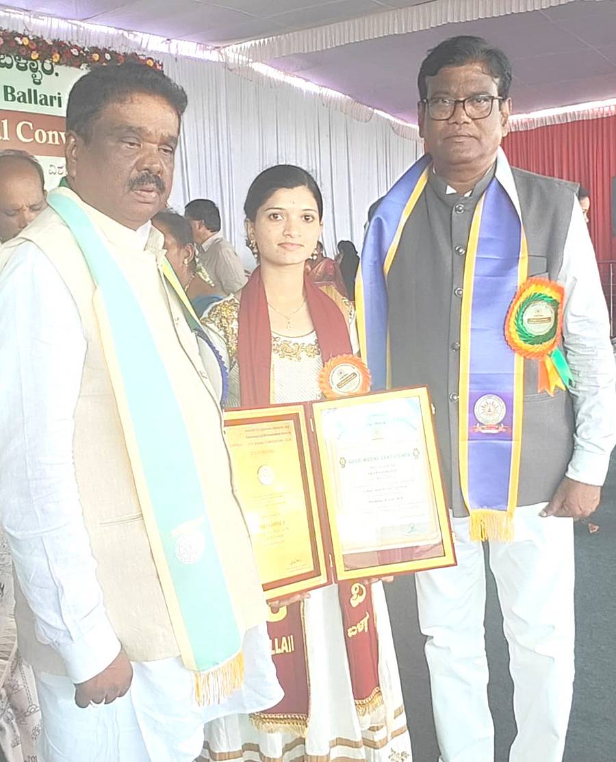 ಬಳ್ಳಾರಿಯಲ್ಲಿ ಜರುಗಿದ ವಿಜಯನಗರ ಶ್ರೀಕೃಷ್ಣದೇವರಾಯ ವಿಶ್ವವಿದ್ಯಾಲಯ ಘಟಿಕೋತ್ಸವದಲ್ಲಿ ಹೂವಿನಹಡಗಲಿ ಜಿಬಿಆರ್ ಕಾಲೇಜಿನ ವಿದ್ಯಾರ್ಥಿನಿ ಬಿ.ದೀಪಶ್ರೀ ಮೊದಲ ರ್ಯಾಂಕ್ ಪ್ರಮಾಣಪತ್ರ ಸ್ವೀಕರಿಸಿದರು. ಕುಲಪತಿ ಮುನಿರಾಜು, ಪ್ರಾಚಾರ್ಯ ಎಸ್.ಎಸ್.ಪಾಟೀಲ್ ಹಾಜರಿದ್ದರು