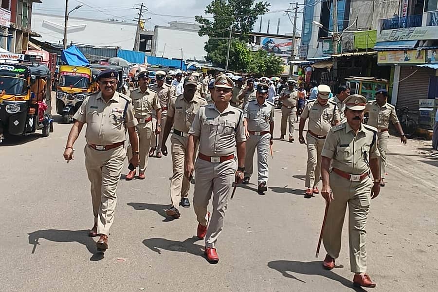 ಹೊಸಪೇಟೆಯಲ್ಲಿ ಗುರುವಾರ ಗಣೇಶ ಹಬ್ಬದ ಆಚರಣೆಯ ಹಿನ್ನೆಲೆಯಲ್ಲಿ ಪೊಲೀಸರು ನಗರದ ವಿವಿಧ ಪ್ರಮುಖ ರಸ್ತೆಗಳಲ್ಲಿ ರೂಟ್ ಮಾರ್ಚ್ ನಡೆಸಿದರು