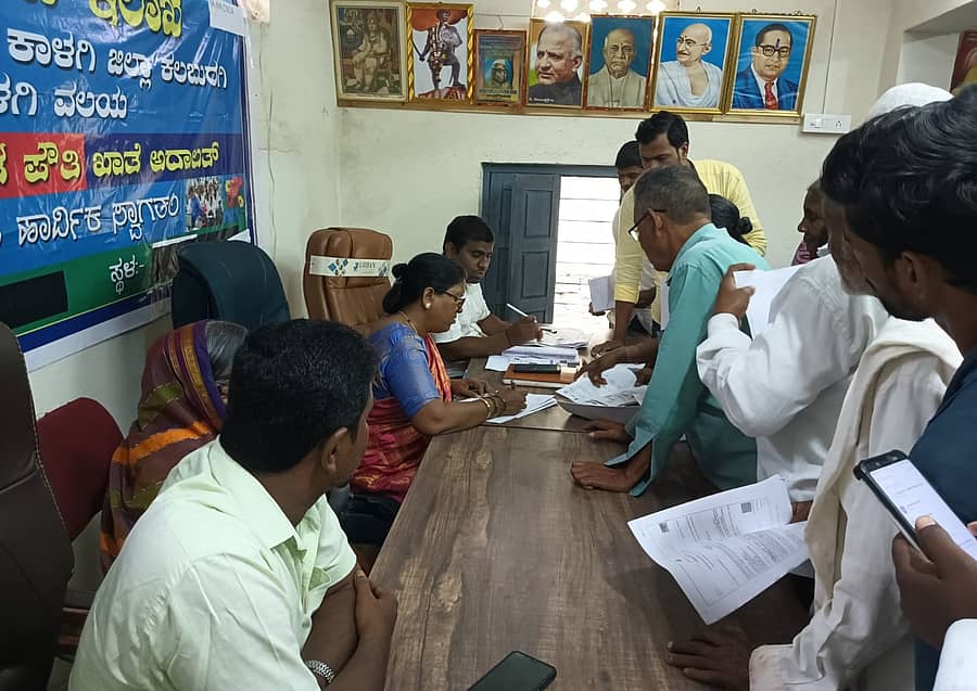 ಕಾಳಗಿ ತಾಲ್ಲೂಕಿನ ಕೋರವಾರ ಗ್ರಾಮದಲ್ಲಿ ಶುಕ್ರವಾರ ತಹಶೀಲ್ದಾರ್ ಘಮಾವತಿ ರಾಠೋಡ ಅಧ್ಯಕ್ಷತೆಯಲ್ಲಿ ಪಿಂಚಣಿ ಮತ್ತು ಪೌತಿ ಅದಾಲತ್ ಜರುಗಿತು