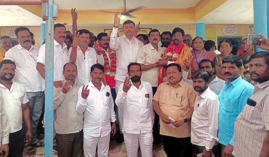 ಹುಣಸಗಿ ಪಟ್ಟಣ ಪಂಚಾಯಿತಿ ಅಧ್ಯಕ್ಷರಾಗಿ ತಿಪ್ಪಣ್ಣ ನಾಯ್ಕ ಹಾಗೂ ಉಪಾಧ್ಯಕ್ಷರಾಗಿ ಶಾಂತಪ್ಪ ಮಲಗಲದಿನ್ನಿ ಅವಿರೋಧ ಆಯ್ಕೆಯಾದ ಬಳಿಕ ಅವರನ್ನು ಗೌರವಿಸಲಾಯಿತು. ಶಾಸಕ ರಾಜಾ ವೇಣುಗೋಪಾಲನಾಯಕ ಇದ್ದರು