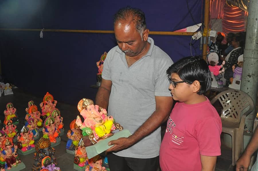 ಮೂರ್ತಿ ತಯಾರಕ ಮುತ್ತಣ್ಣ ಭರಡಿ ಅವರ ಬಳಿ ಬಾಲಕನೊಬ್ಬ ಗಣೇಶ ಮೂರ್ತಿ ಖರೀದಿಸುತ್ತಿರುವುದು