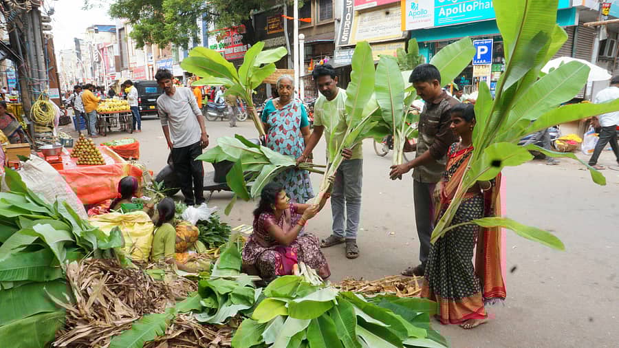 ಬಳ್ಳಾರಿ ನಗರದ ಹಳೇ ಬೆಂಗಳೂರು ರಸ್ತೆಯಲ್ಲಿ ಬಾಳೆ ಕಂದು ಖರೀದಿಸುತ್ತಿದ್ದ ಜನ