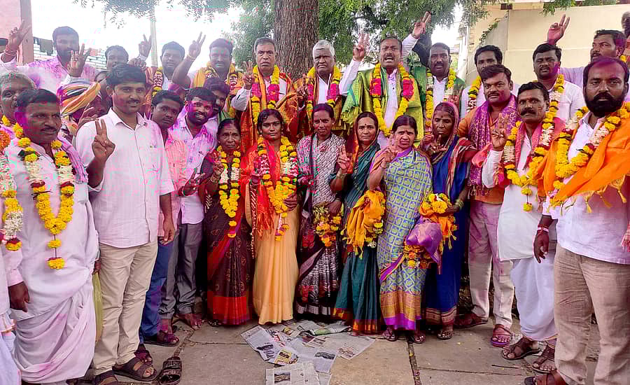 ಚಿತ್ತಾಪುರ ತಾಲ್ಲೂಕಿನ ಡೋಣಗಾಂವ ಗ್ರಾಮ ಪಂಚಾಯಿತಿಯಲ್ಲಿ ಶುಕ್ರವಾರ ನಡೆದ ಚುನಾವಣೆಯಲ್ಲಿ ಅಧ್ಯಕ್ಷೆಯಾಗಿ ನಾಗರತ್ನಾ ಮಲ್ಲಿಕಾರ್ಜುನ ಹಾಗೂ ಉಪಾಧ್ಯಕ್ಷೆಯಾಗಿ ಶಾಂತಮ್ಮ ಅವರು ಆಯ್ಕೆಯಾದ ನಂತರ ಬೆಂಬಲಿಗ ಸದಸ್ಯರು, ಮುಖಂಡರೊಂದಿಗೆ ವಿಜಯೋತ್ಸವ ಆಚರಿಸಿ ಸಂಭ್ರಮಿಸಿದರು