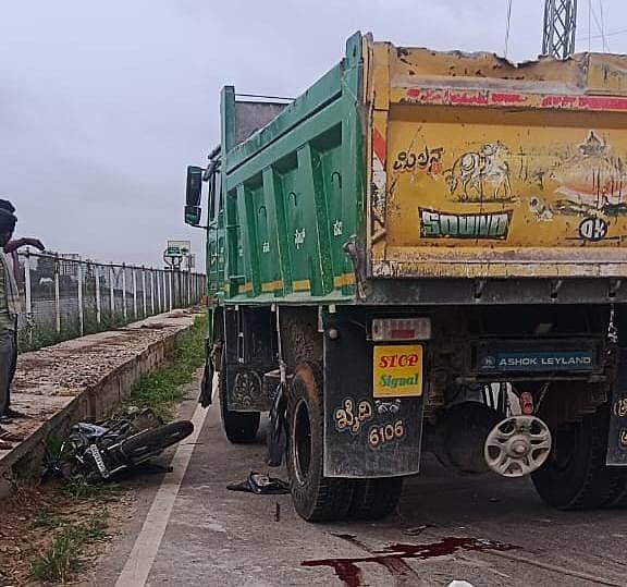 <div class="paragraphs"><p>ಲಾರಿ–ಬೈಕ್ ಡಿಕ್ಕಿ</p></div>