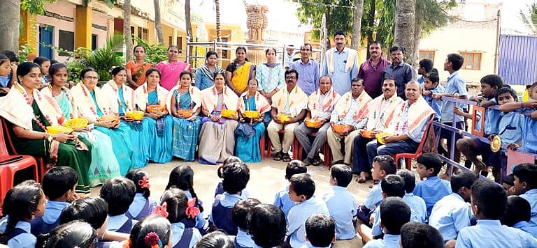 ರಟ್ಟೀಹಳ್ಳಿ ತಾಲ್ಲೂಕು ಕುಡುಪಲಿಯಲ್ಲಿ ಶಿಕ್ಷಕರ ದಿನಾಚರಣೆ ಅಂಗವಾಗಿ ಎಸ್.ಡಿ.ಎಂ.ಸಿ. ಸದಸ್ಯರು ಶಿಕ್ಷಕರಿಗೆ ಸನ್ಮಾನಿಸಿದರು