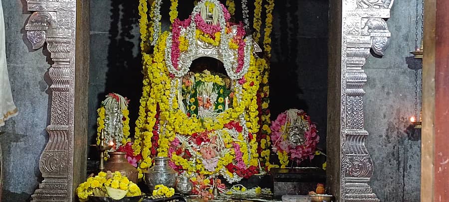 ಕಿರಿಮಂಜೇಶ್ವರ ದೇವಳದಲ್ಲಿ ಶ್ರೀ ಗಣೇಶ ಚತುರ್ಥಿ ಅಂಗವಾಗಿ ದೇವಸ್ಥಾನದ ಅರ್ಚಕ ರಾಮಕೃಷ್ಣ ಭಟ್ ನೇತೃತ್ವದಲ್ಲಿ ಶ್ರೀ ಮಹಾಗಣಪತಿ ದೇವರಿಗೆ 108 ಕಾಯಿ ಗಣಹವನ ನಡೆಯಿತು.