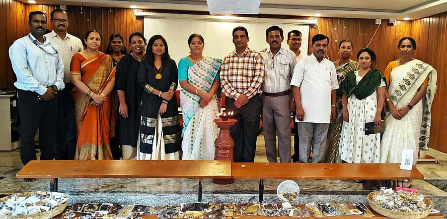 ಚನ್ನಪಟ್ಟಣ ಸರ್ಕಾರಿ ಪ್ರಥಮ ದರ್ಜೆ ಕಾಲೇಜಿನಲ್ಲಿ ನಡೆದ ಮಣ್ಣಿನ ಆಭರಣಗಳ ಪ್ರದರ್ಶನ ಕಾರ್ಯಾಗಾರವನ್ನು ಮೈಸೂರಿನ ನೀಲಿ ಕಲಾ ಫೌಂಡೇಶನ್ ಸಂಸ್ಥಾಪಕ ಅಧ್ಯಕ್ಷ ನೀಲಿ ಲೋಹಿತ್ ಉದ್ಘಾಟಿಸಿದರು. ಪ್ರಾಂಶುಪಾಲರಾದ ಪ್ರೊ.ಉಷಾಮಾಲಿನಿ ಇತರರು ಹಾಜರಿದ್ದರು