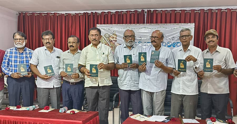 ಮಂಡ್ಯ ನಗರದಲ್ಲಿ ಭಾನುವಾರ ಕರ್ನಾಟಕ ಸಾಹಿತ್ಯ ಅಕಾಡೆಮಿ ಅಧ್ಯಕ್ಷ ಎಲ್‌.ಎನ್‌.ಮುಕುಂದರಾಜ್ ಅವರು ಪತ್ರಕರ್ತ ಗಣಂಗೂರು ನಂಜೇಗೌಡ ಅವರ ‘ರಣಧೀರ ಕಂಠೀರವ’ ಕೃತಿಯನ್ನು ಲೋಕಾರ್ಪಣೆ ಮಾಡಿದರು. ತೈಲೂರು ವೆಂಕಟಕೃಷ್ಣ, ತುಕಾರಾಂ ಭಾಗವಹಿಸಿದ್ದರು