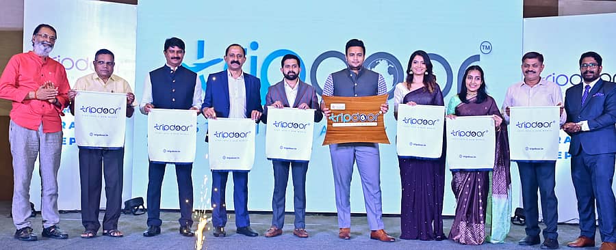 ಮೈಸೂರಿನಲ್ಲಿ ಈಚೆಗೆ ‘ಟ್ರಿಪ್ಡೋರ್’ ಟ್ರಾವಲ್ಸ್ ಸಂಸ್ಥೆಯ ಉದ್ಘಾಟನೆ ಹಾಗೂ ಲೋಗೊ ಅನಾವರಣವನ್ನು ಸಂಸದ ಯದುವೀರ್ ಕೃಷ್ಣದತ್ತ ಚಾಮರಾಜ ಒಡೆಯರ್ ನೆರವೇರಿಸಿದರು