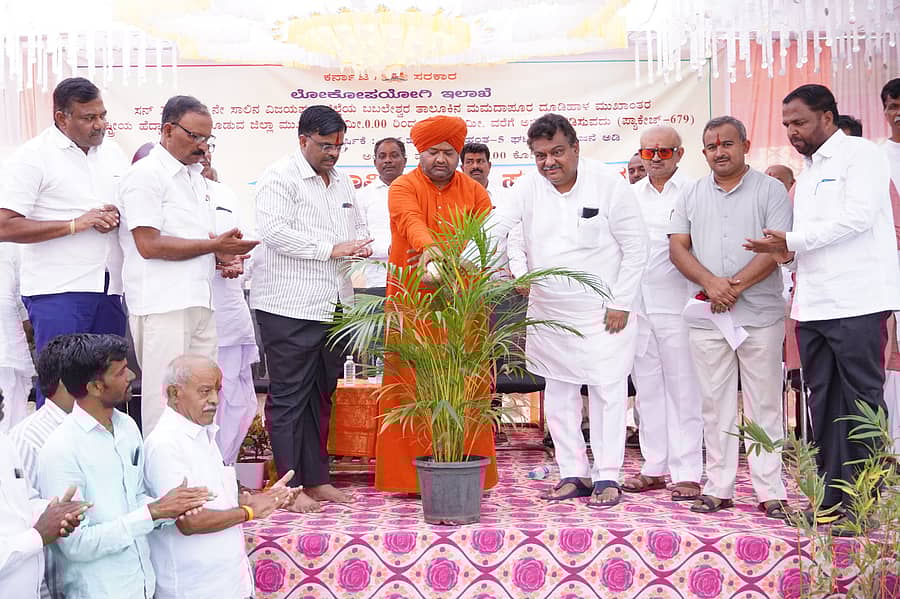 ಬಬಲೇಶ್ವರ ತಾಲ್ಲೂಕಿನ ಮಮದಾಪುರ-ದೂಡಿಹಾಳ ಮೂಲಕ ರಾಷ್ಟ್ರೀಯ ಹೆದ್ದಾರಿ-218ಕ್ಕೆ ಸೇರುವ ಜಿಲ್ಲಾ ಮುಖ್ಯರಸ್ತೆ ಅಭಿವೃದ್ದಿ ಕಾಮಗಾರಿಗೆ ಭಾನುವಾರ ಮಮದಾಪುರ ಗ್ರಾಮದಲ್ಲಿ ನಡೆದ ಭೂಮಿಪೂಜೆ ಕಾರ್ಯಕ್ರಮವನ್ನು ಮಮದಾಪುರ ವಿರಕ್ತಮಠದ ಅಭಿನವ ಮುರುಘೇಂದ್ರ ಸ್ವಾಮೀಜಿ, ಸಚಿವ ಎಂ.ಬಿ ಪಾಟೀಲ ಉದ್ಘಾಟಿಸಿದರು