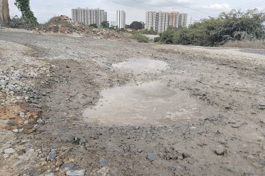 ಆನೇಕಲ್‌ ತಾಲ್ಲೂಕಿನ ಇಂಡ್ಲವಾಡಿ ಪಂಚಾಯಿತಿಯ ಚಿನ್ನಯ್ಯನಪಾಳ್ಯದ ರಸ್ತೆಯು ಗುಂಡಿಗಳಿಂದ ತುಂಬಿರುವುದು