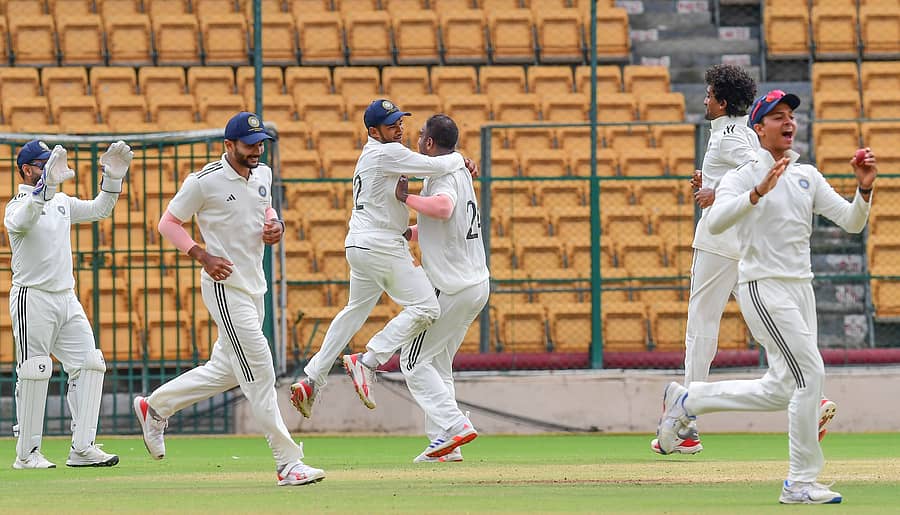 ಬೆಂಗಳೂರಿನ ಚಿನ್ನಸ್ವಾಮಿ ಕ್ರೀಡಾಂಗಣದಲ್ಲಿ ಭಾನುವಾರ ದುಲೀಪ್ ಟ್ರೋಫಿ ಕ್ರಿಕೆಟ್ ಟೂರ್ನಿಯ ಪಂದ್ಯದಲ್ಲಿ ಜಯಿಸಿದ ಭಾರತ ಬಿ ತಂಡದ ಆಟಗಾರರ ಸಂಭ್ರಮ –ಪ್ರಜಾವಾಣಿ ಚಿತ್ರ/ಎಸ್.ಕೆ. ದಿನೇಶ್
