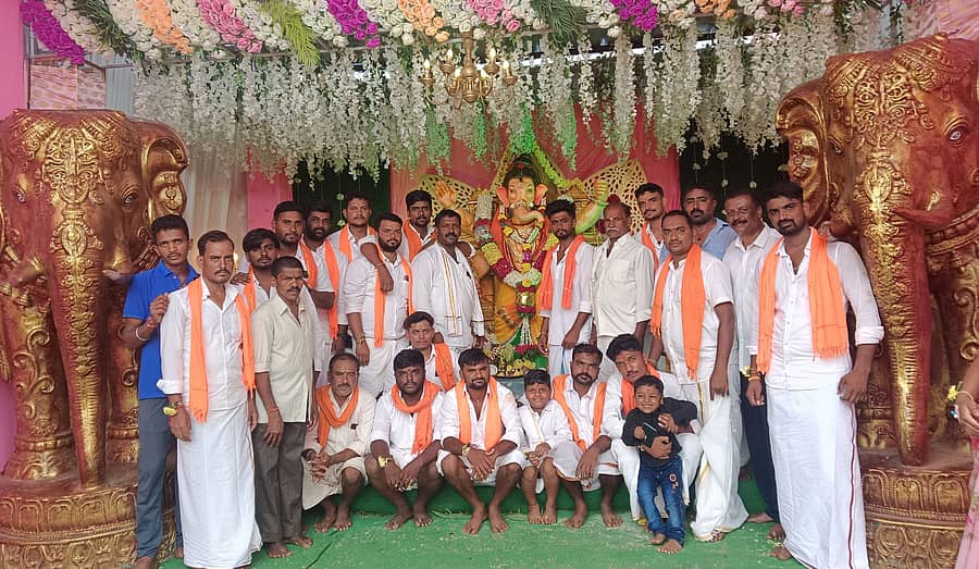 ಸಂತೇಬೆನ್ನೂರಿನ ಶ್ರೀರಾಮ ಹಿಂದೂ ಮಹಾ ಗಣಪತಿ ಪ್ರತಿಷ್ಠಾಪನಾ ಸಮಿತಿ ವತಿಯಿಂದ ಶ್ರೀರಾಮ ದೇಗುಲದ ಆವರಣದಲ್ಲಿ ಪ್ರತಿಷ್ಠಾಪಿಸಿರುವ ಗಣೇಶ ಮೂರ್ತಿ