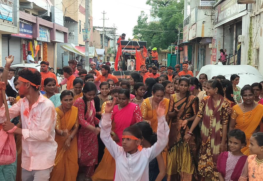 ಗುಳೇದಗುಡ್ಡ ತಾಂಡಾದ ಲಂಬಾಣಿ ಯುವತಿಯರು ಸಾಂಪ್ರದಾಯಿಕ ನೃತ್ಯ ಮಾಡುವ ಮೂಲಕ ಮೂತಿ ಮೆರವಣಿಗೆ ಮಾಡಿದರು.