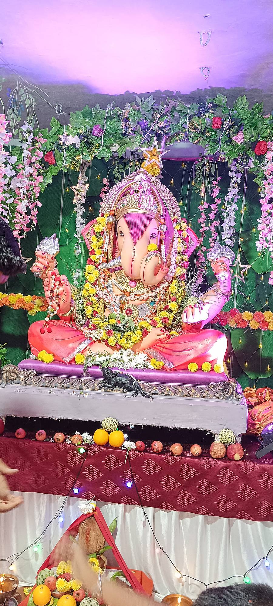 ಕೆಂಭಾವಿ ಪಟ್ಟಣದ ಉತ್ತರಾದಿ ಮಠದ ಗಾಯತ್ರಿ ಕಲ್ಯಾಣ ಮಂಟಪದಲ್ಲಿ ಶ್ರೀ ಸತ್ಯಪ್ರಮೋದ ಯುವಸಭೆ ವತಿಯಿಂದ ಸ್ಥಾಪಿಸಲಾದ ಪುಣೆಯ ದಗಡು ಸೇಠ್ ಮಾದರಿಯ ಗಣಪತಿ ಜನರನ್ನು ಆಕರ್ಷಿಸುತ್ತಿದೆ