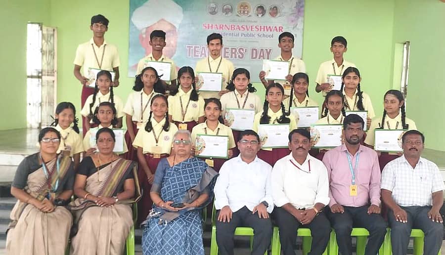 ಕಲಬುರಗಿ ನಗರದ ಚಂದ್ರಕಾಂತ ಪಾಟೀಲ ಕ್ರೀಡಾಂಗಣದಲ್ಲಿ ನಡೆದ ಕ್ರೀಡಾಕೂಟದಲ್ಲಿ ಉತ್ತಮ ಸಾಧನೆ ಮಾಡಿದ ಶರಣಬಸವೇಶ್ವರ ವಸತಿ ಪಬ್ಲಿಕ್ ಶಾಲೆಯ ವಿದ್ಯಾರ್ಥಿಗಳೊಂದಿಗೆ ಶಿಕ್ಷಕರು ಉಪಸ್ಥಿತರಿದ್ದಾರೆ