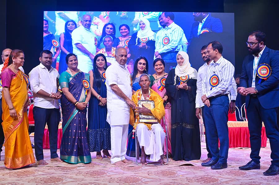 ರಾಯಚೂರಿನ ಪಂಡಿತ ಸಿದ್ದರಾಮ ಜಂಬಲದಿನ್ನಿ ರಂಗಮಂದಿರದಲ್ಲಿ ಕಲಾ ಸಂಕುಲ ಸಂಸ್ಥೆಯಿಂದ ಆಯೋಜಿಸಿದ ರಾಷ್ಟ್ರ ಮಟ್ಟದ ಶಿಕ್ಷಕರ ದಿನಾಚರಣೆ ಹಾಗೂ ಸಾಧಕರಿಗೆ ಪ್ರಶಸ್ತಿ ಪ್ರದಾನ ಕಾರ್ಯಕ್ರಮದಲ್ಲಿ ಅಕ್ಷರ ಸಂತ ಪದ್ಮಶ್ರೀ ಪ್ರಶಸ್ತಿ ಪುರಸ್ಕೃತ ಹರೇಕಳ ಹಾಜಬ್ಬ ಅವರನ್ನು ಸನ್ಮಾನಿಸಲಾಯಿತು